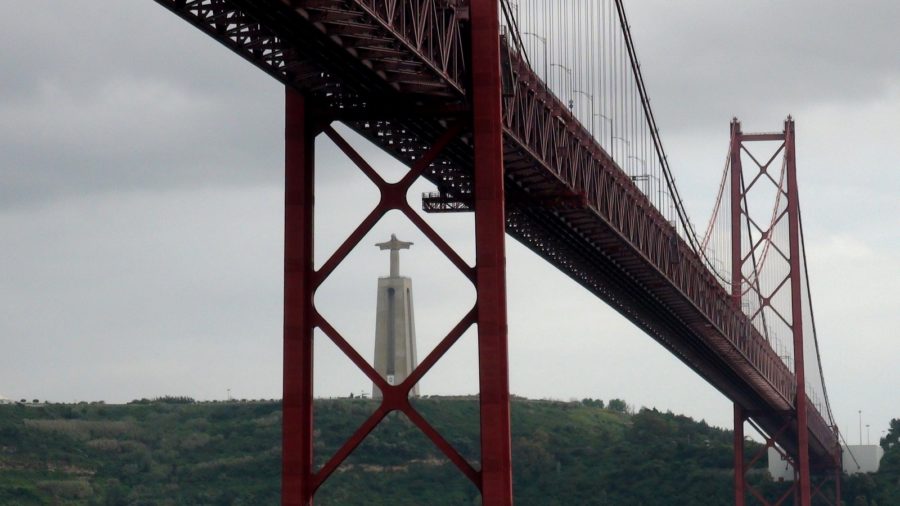 Le pont du 25 Avril et la statue du Christ Roi