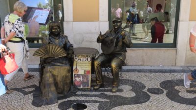 On croirait des statues !