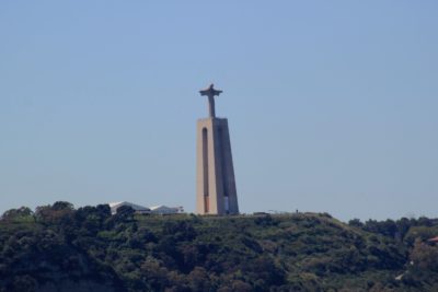 Statue du Christ Roi sur l'autre rive du Tage