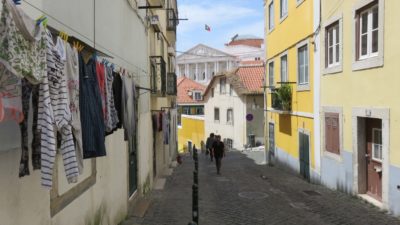 Les rues pavées et le linge aux fenêtres