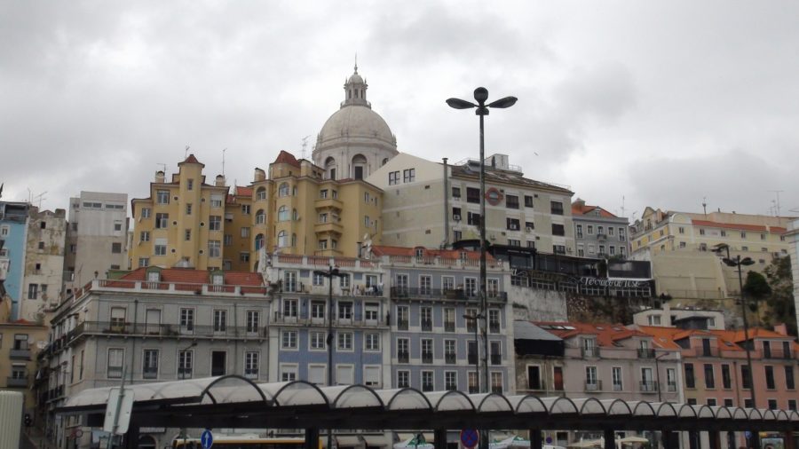 Le quartier Alfama  avec au fond la coupole du Panthéon National