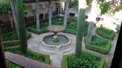 Patio et jolie fontaine à l'Alhambra