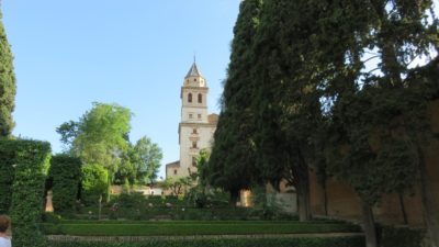 Les jardins et l'église Santa Maria de l'Alhambra