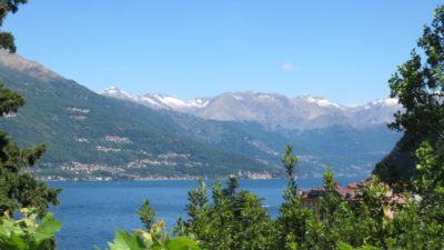 Le lac de Côme et les sommets enneigés