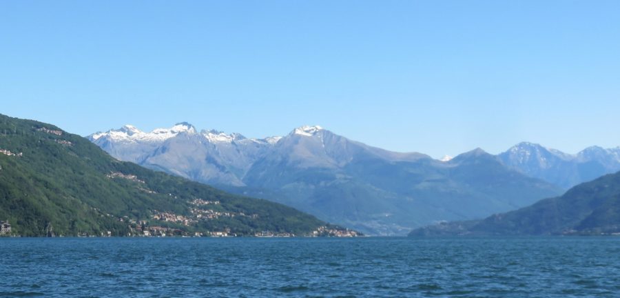 Sommets enneigés autour du lac de Côme