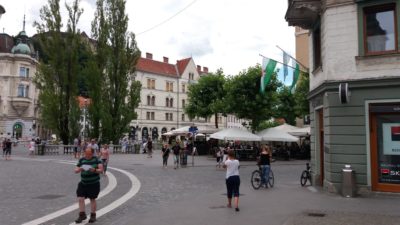 Sur la place centrale de Ljubljana