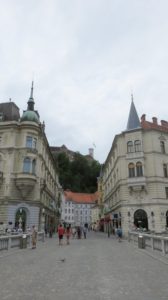 Vue sur le château depuis le pont du centre ville de Ljubljana