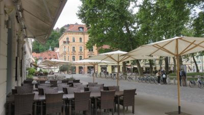 Terrasses de café en centre ville de Ljubljana -Slovénie