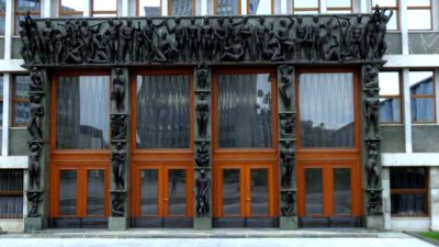 La porte magnifiquement décorée du parlement de Ljubljana (Slovénie)