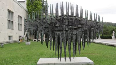 Statue de bronze devant la Galerie Nationale de Ljubljana (Slovénie)