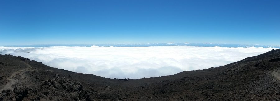 Une mer de nuages depuis le sommet du Piton de la Fournaise.