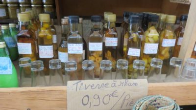 Rhum local au marché de Cilaos