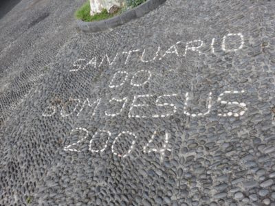 Le pavé devant l'église de Ponta Delgada - Madère