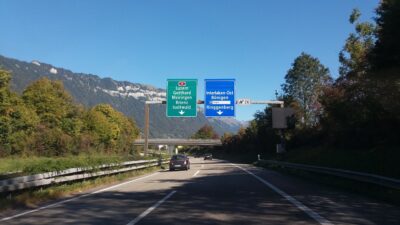 Sur la route en Suisse vers Lungern depuis Crolles en Isère 