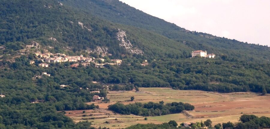 Aiguines et son château lors de la randonnée à Chaudon - Lac de Sainte-Croix