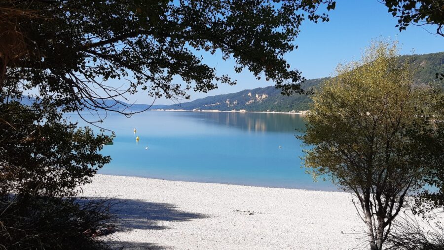 Randonnée au bord du lac de Sainte-Croix