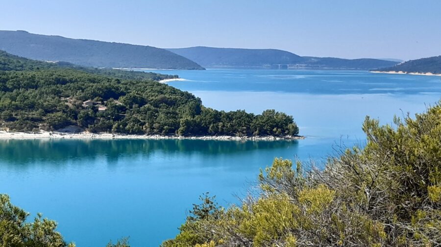 Randonnée au bord du lac de Sainte-Croix