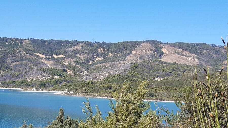 Randonnée au bord du lac de Sainte-Croix