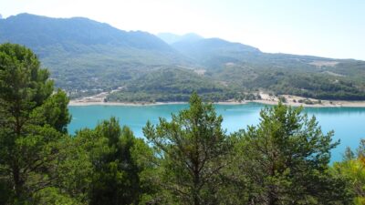 Randonnée au bord du lac de Sainte-Croix