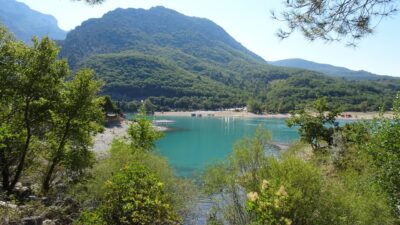 Randonnée au bord du lac de Sainte-Croix