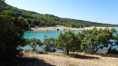 Randonnée au bord du lac de Sainte-Croix