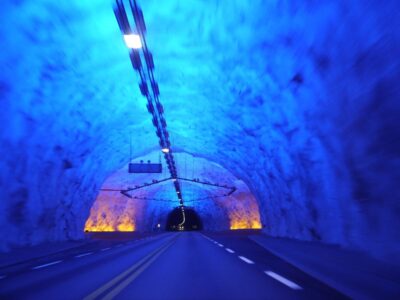 Le tunnel de Laerdal (le plus long du monde avec 24.5 km)