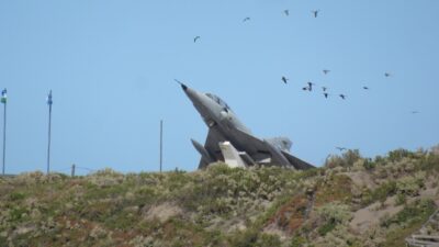 Avion de chasse sur les falaises de Balneario El Condor (Argentine)